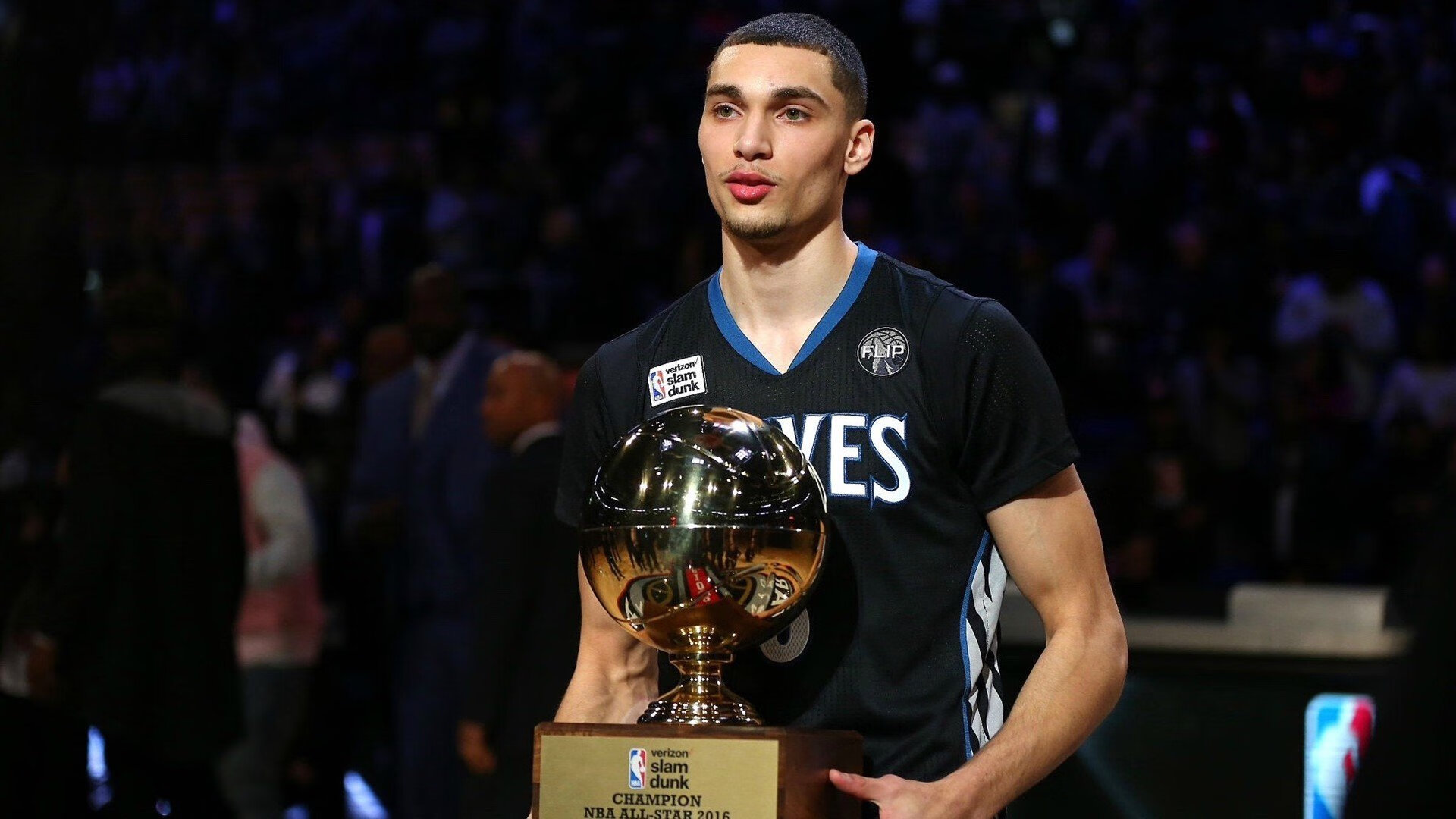 天山脚下展雄风，新疆队轻取骑士，莫兰特状态火热预示新赛季格局